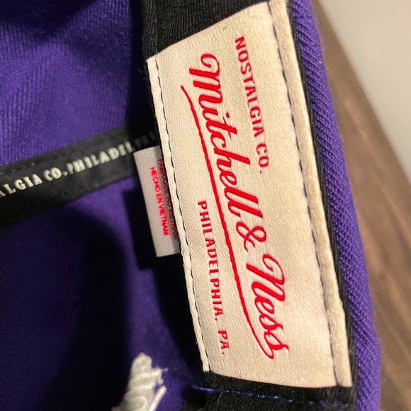 Mitchell & Ness Charlotte Hornets SnapBack hat - Picture 4 of 5
